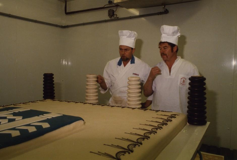 Undirbúningur við uppsetningu á 200 metra afmælistertunni