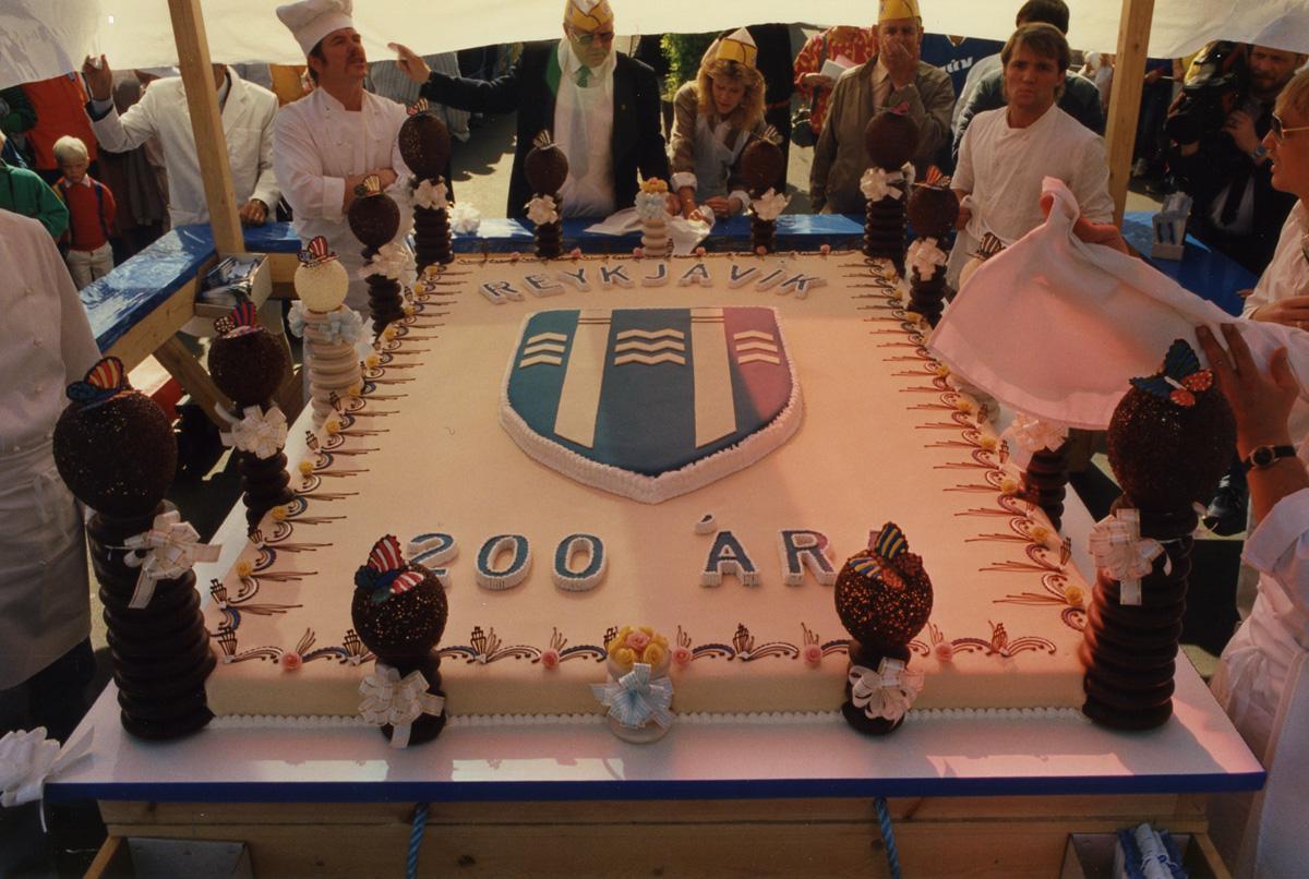 Langborð með afmælistertu í Lækjargötu
