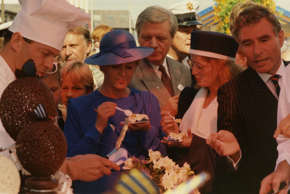 Gestir við afmælistertuna á hátíð Reykjavíkurborgar